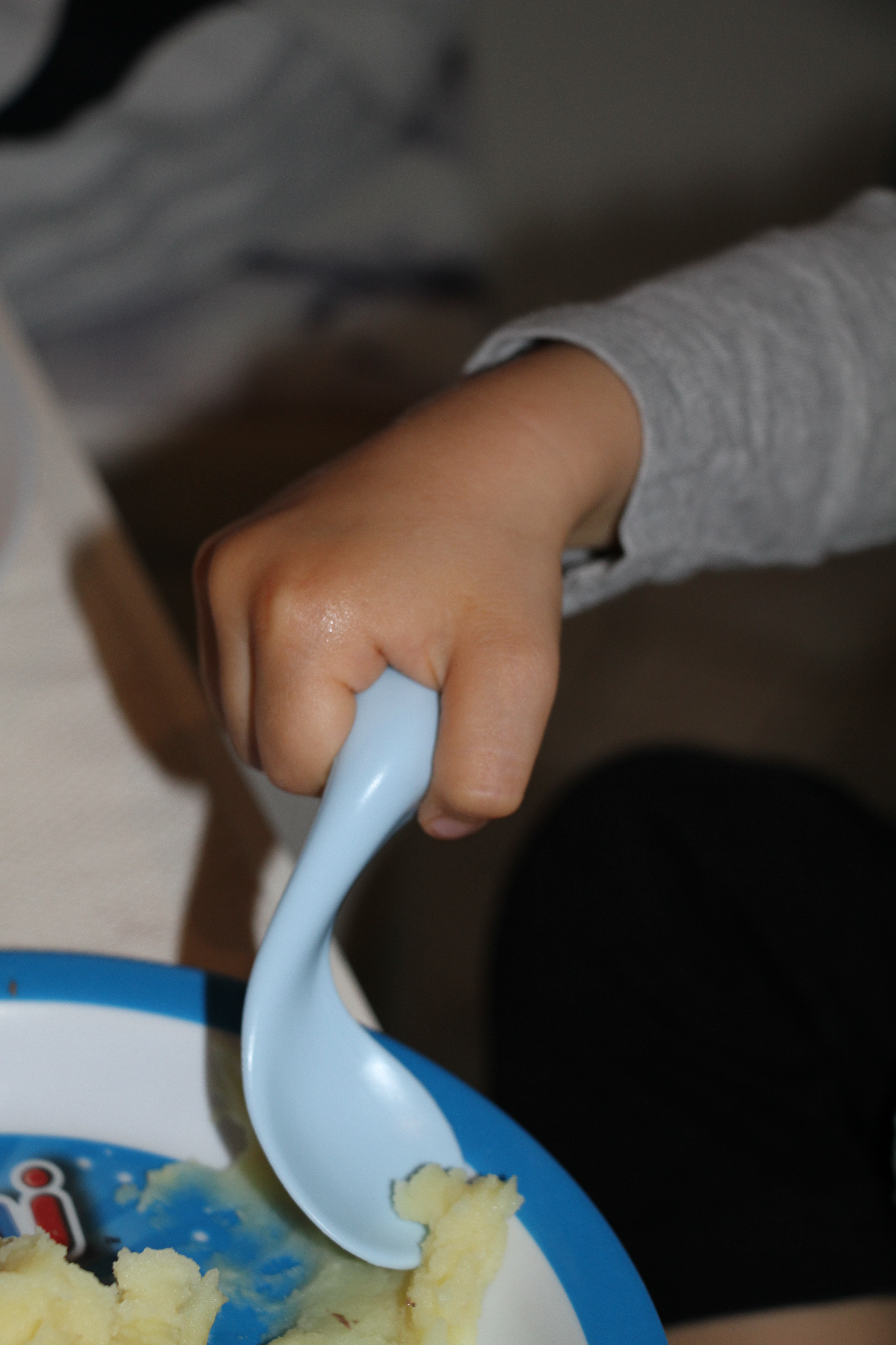 La cuillère d'apprentissage Kizingo: une cuillère parfaite pour nos bébés ⋆  Maman jusqu'au bout des ongles